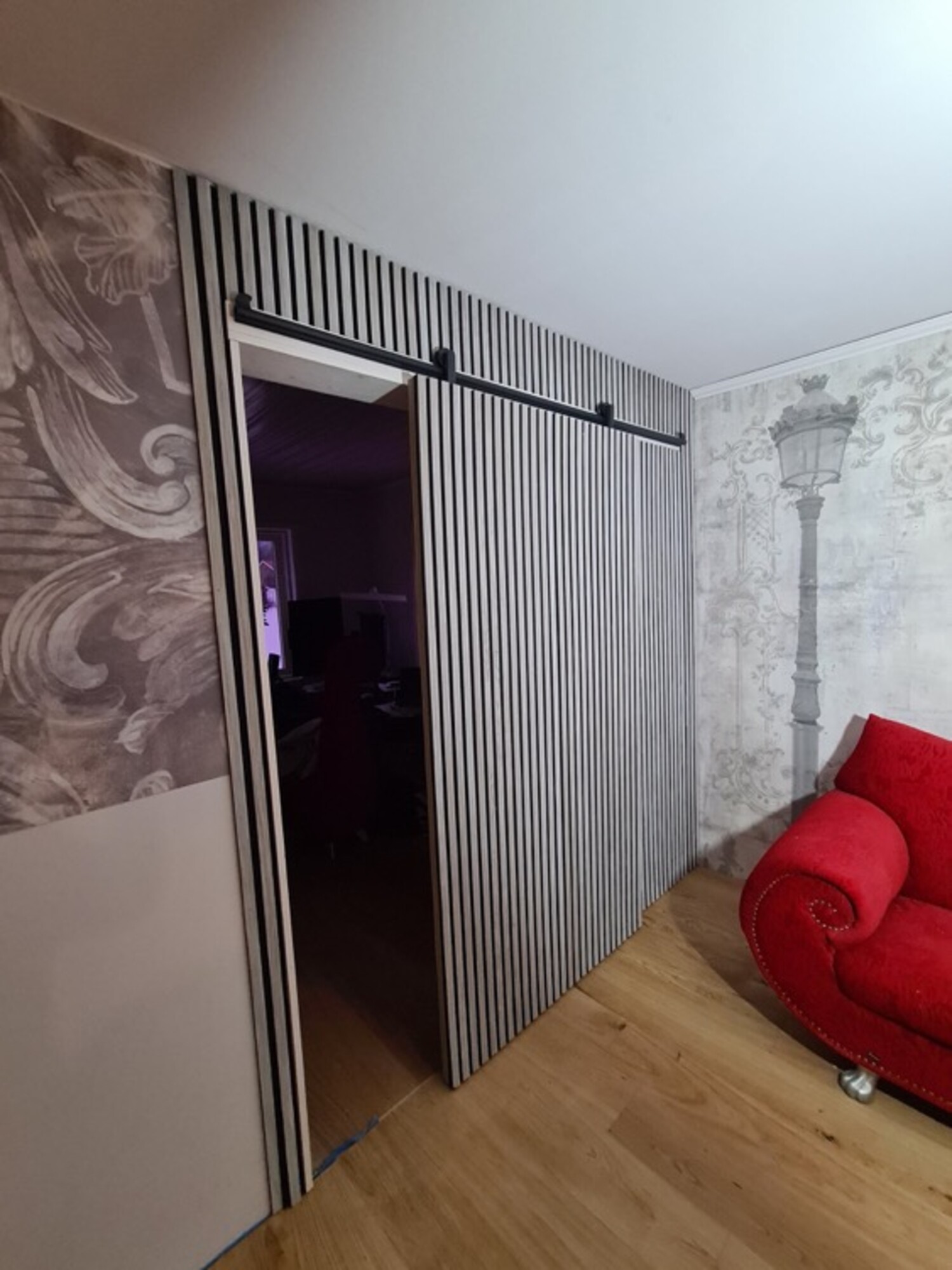 Homeoffice mit Scheunentür — Handwerkerprojekt in Småland